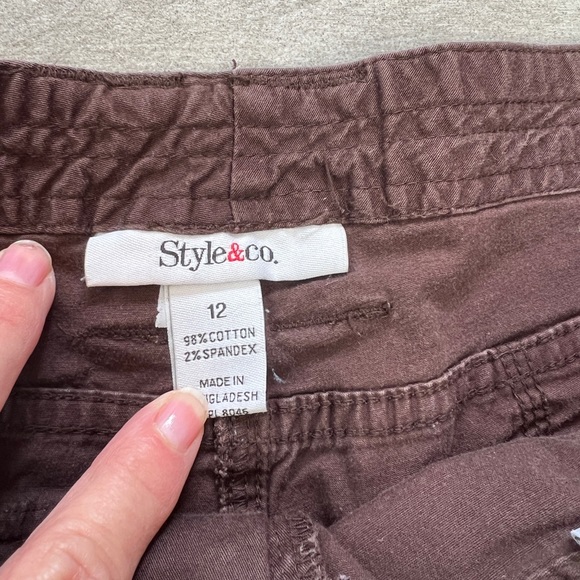 Brown cropped cargo pants w cool pockets & fun toggle at hem. Cotton w stretch! - Picture 10 of 11